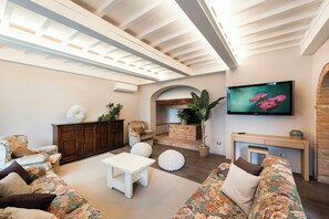 TV - Stone farmhouse in Chianti near Montaione (Montaione)