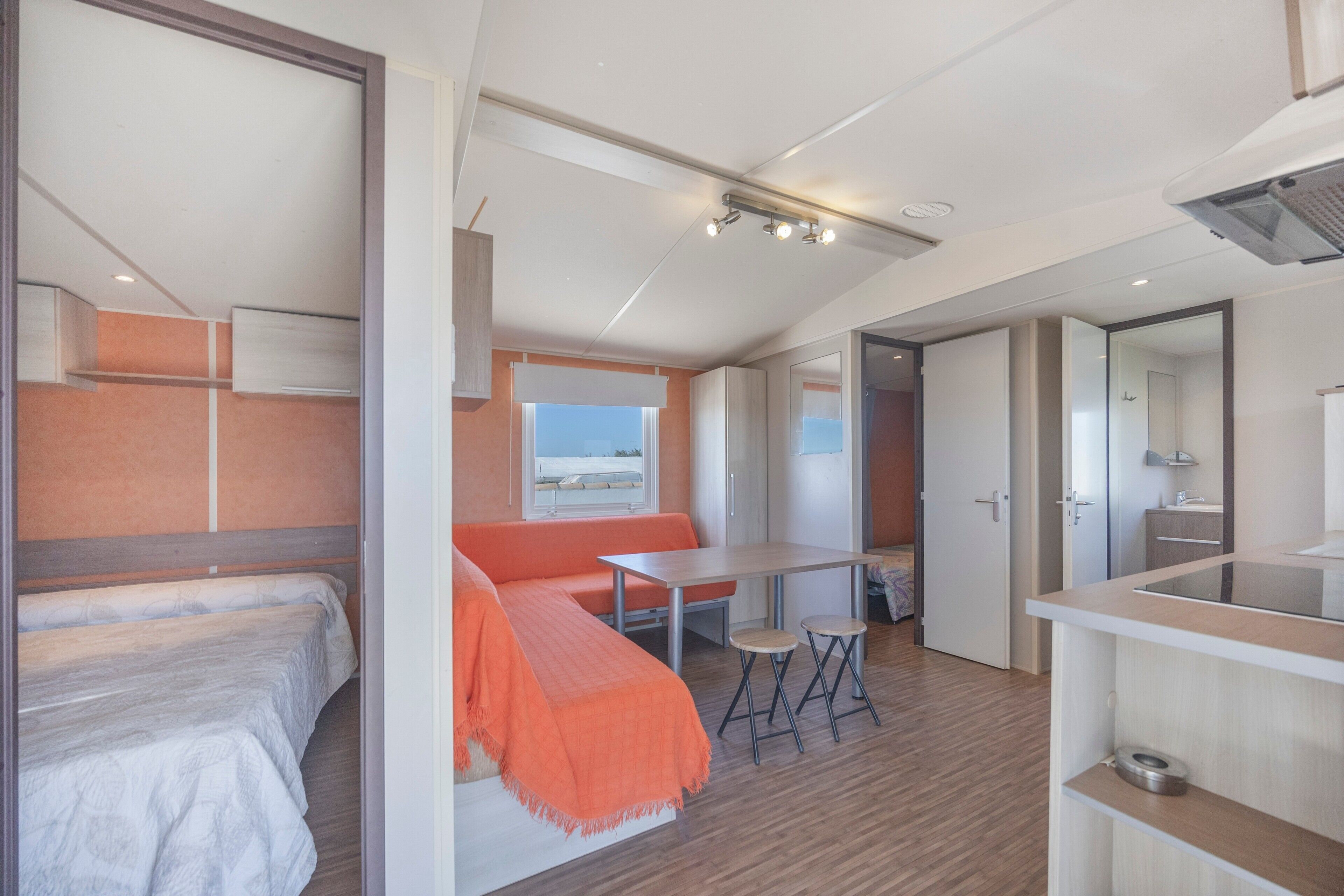 Een strijkplank/strijkijzer, wifi, beddengoed