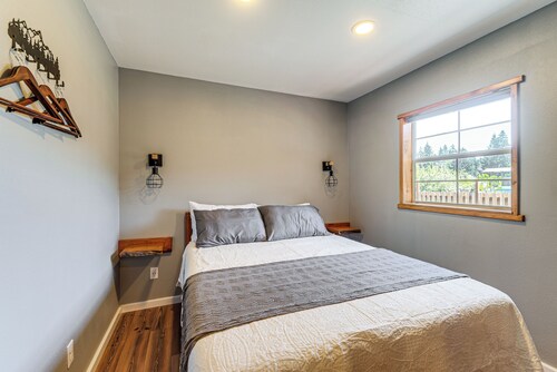 Private Yard w/ Games! Family Getaway in Forks