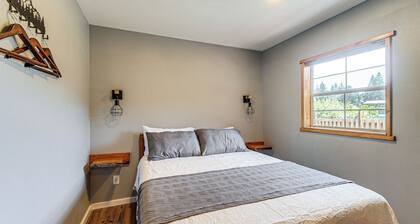 Private Yard w/ Games! Family Getaway in Forks