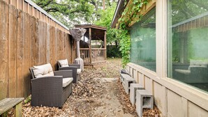 A patio area with wicker furniture, a wooden deck, and a view of a house. - 2 Mi to Denton Square! Spacious Home w/ Backyard (Denton)