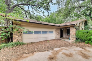 Interior - 2 Mi to Denton Square! Spacious Home w/ Backyard (Denton)