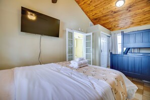 Interior - Dock, Deck & Sunsets! Little Bungalow on Lake Mary (Twin Lakes)