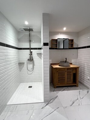 Shower, hair dryer, towels - Les2toits Loft with Pool in the Heart of Sologne (Pruniers-en-Sologne)