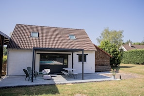 Outdoor dining - Les2toits Loft with Pool in the Heart of Sologne (Pruniers-en-Sologne)