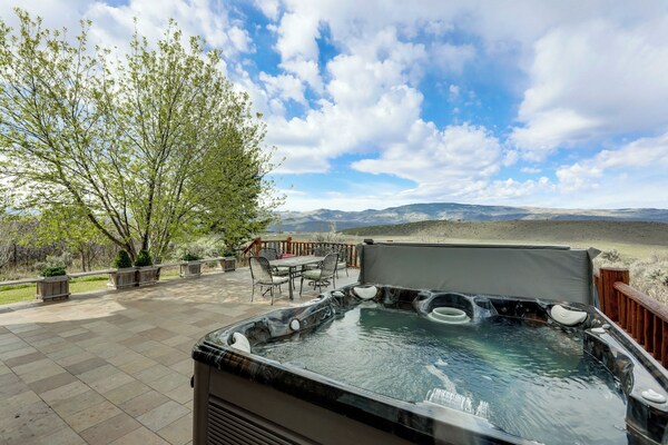 Hot Tub & Views! 8,000-sq-ft Glenwood Springs Gem - Carbondale, CO