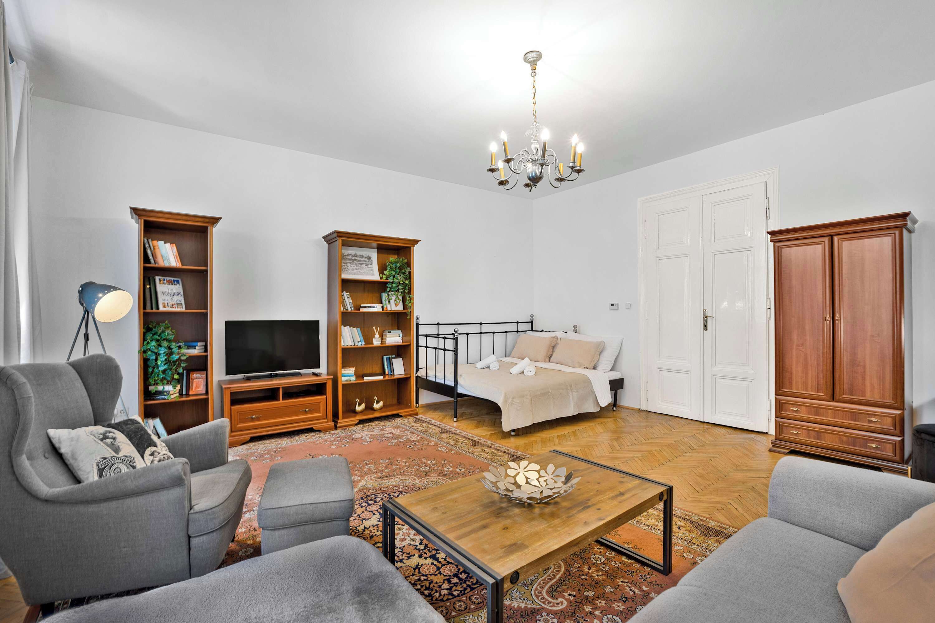 Desk, iron/ironing board, WiFi, bed sheets