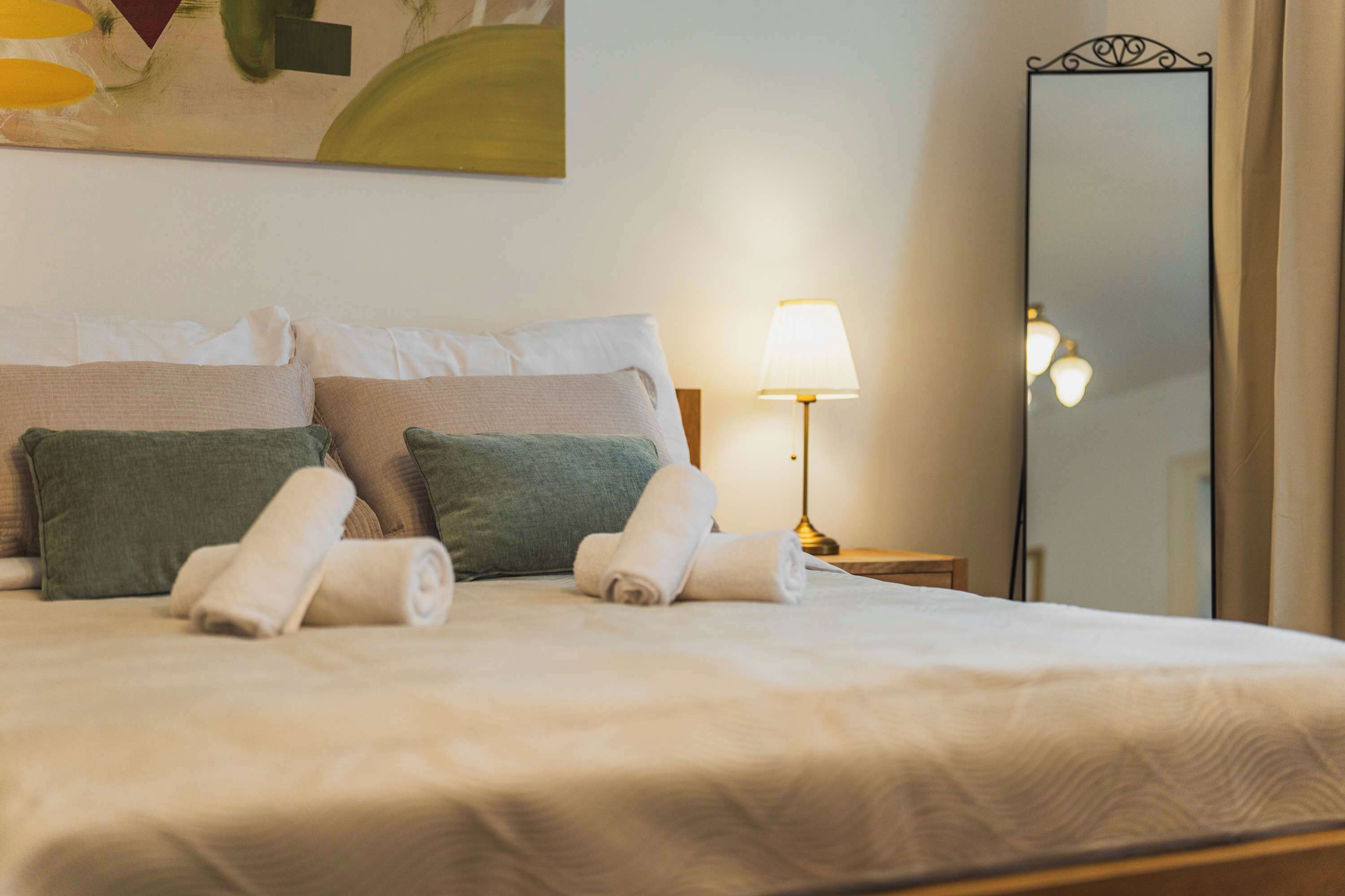 Desk, iron/ironing board, WiFi, bed sheets