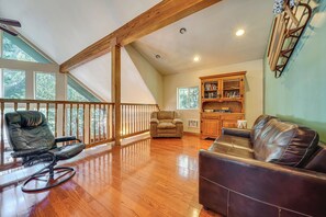 Interior - < 1 Mi to The Summit! A-frame Getaway w/ Mtn Views (Snoqualmie Pass)