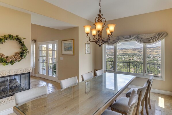 Interior - Amazing Mtn & City Views! Simi Valley Hideaway (Simi Valley)