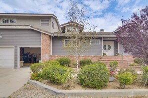 Interior - Amazing Mtn & City Views! Simi Valley Hideaway (Simi Valley)