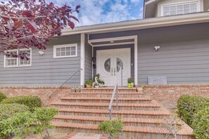 Interior - Amazing Mtn & City Views! Simi Valley Hideaway (Simi Valley)