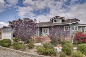 Front of property - Pets Welcome! Simi Valley Apt w/ Mtn & City Views (Simi Valley)