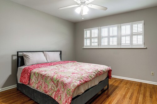 3 Mi to Dtwn Alexandria: Family Home w/ Hot Tub!