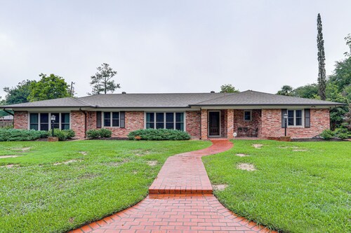 3 Mi to Dtwn Alexandria: Family Home w/ Hot Tub!