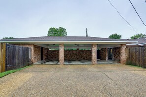 Interior - 3 Mi to Dtwn Alexandria: Family Home w/ Hot Tub! (Alexandria)