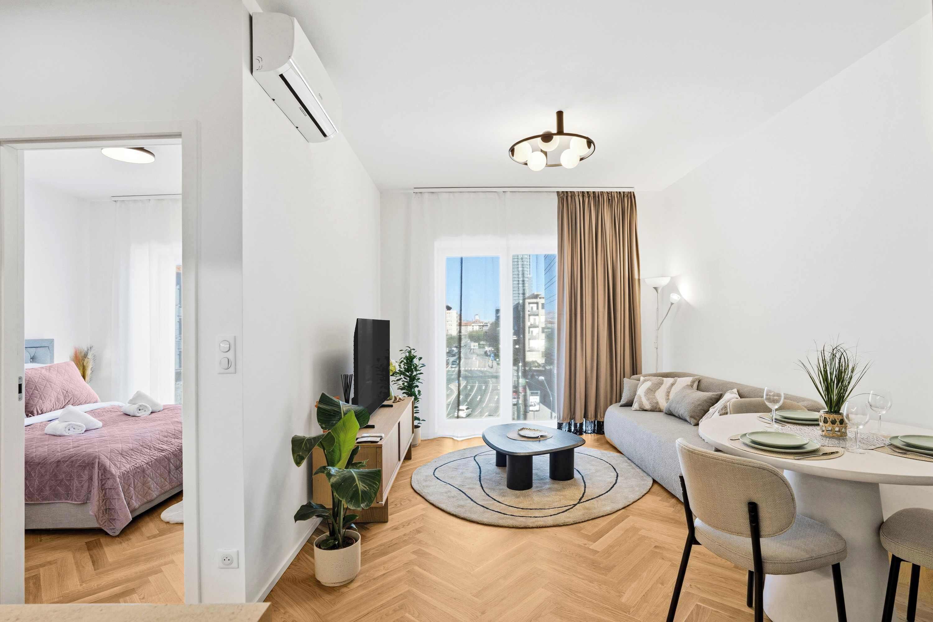 Desk, iron/ironing board, WiFi, bed sheets