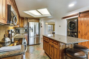 Apartment (2 Bedrooms) | Interior - Golf, Boat, Swim! Walkable Lake Havasu Getaway (Lake Havasu City)