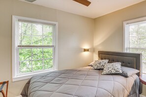 Apartment (1 Bedroom) | Interior - Birmingham Apt Near Amphitheater w/ Shared Patio (Birmingham)