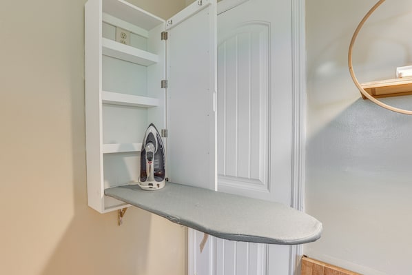 Apartment (1 Bedroom) | Interior - Birmingham Apt Near Amphitheater w/ Shared Patio (Birmingham)