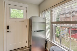 Apartment (1 Bedroom) | Interior - Birmingham Apt Near Amphitheater w/ Shared Patio (Birmingham)