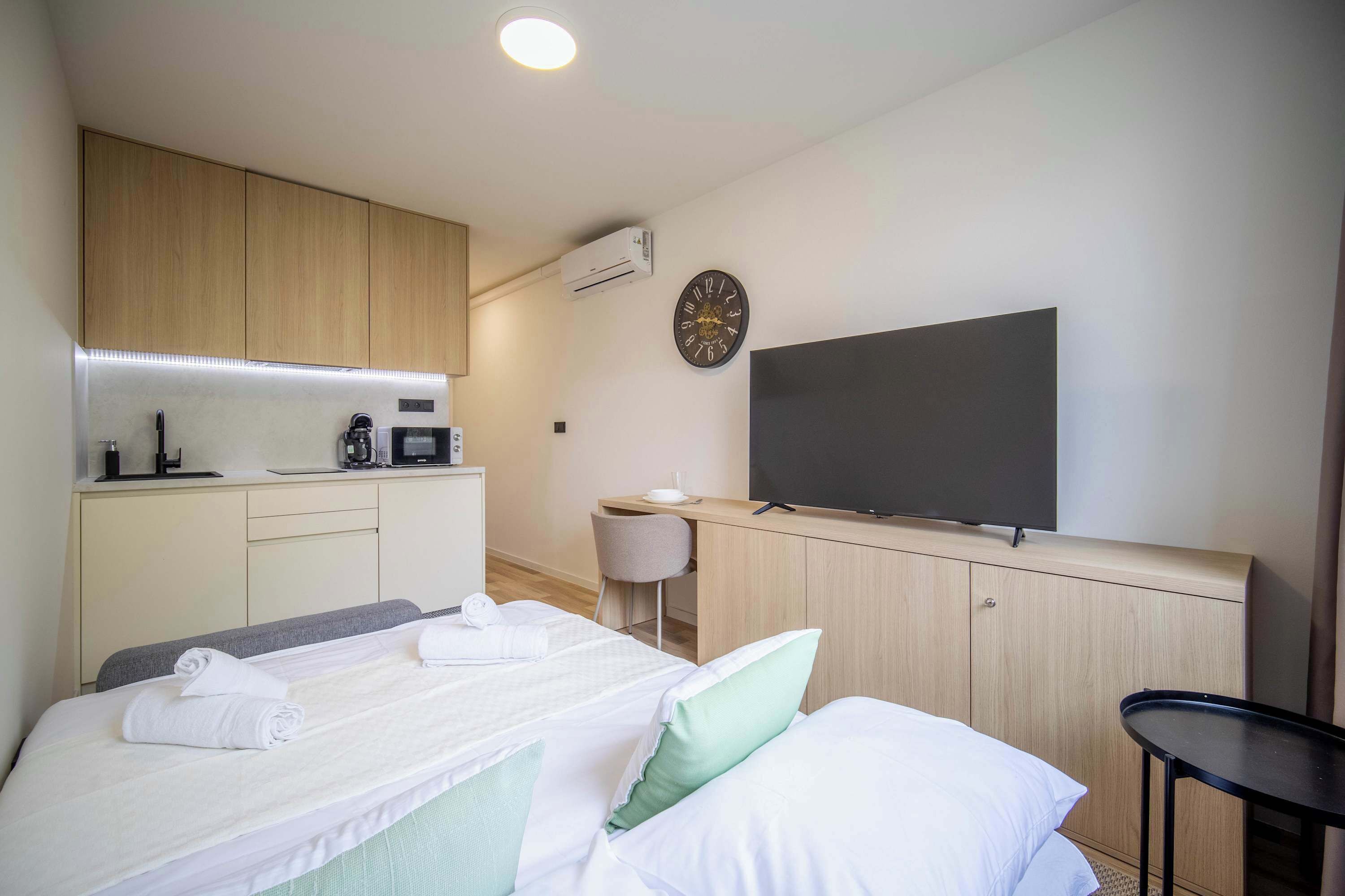 Iron/ironing board, WiFi, bed sheets
