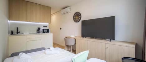 Iron/ironing board, WiFi, bed sheets