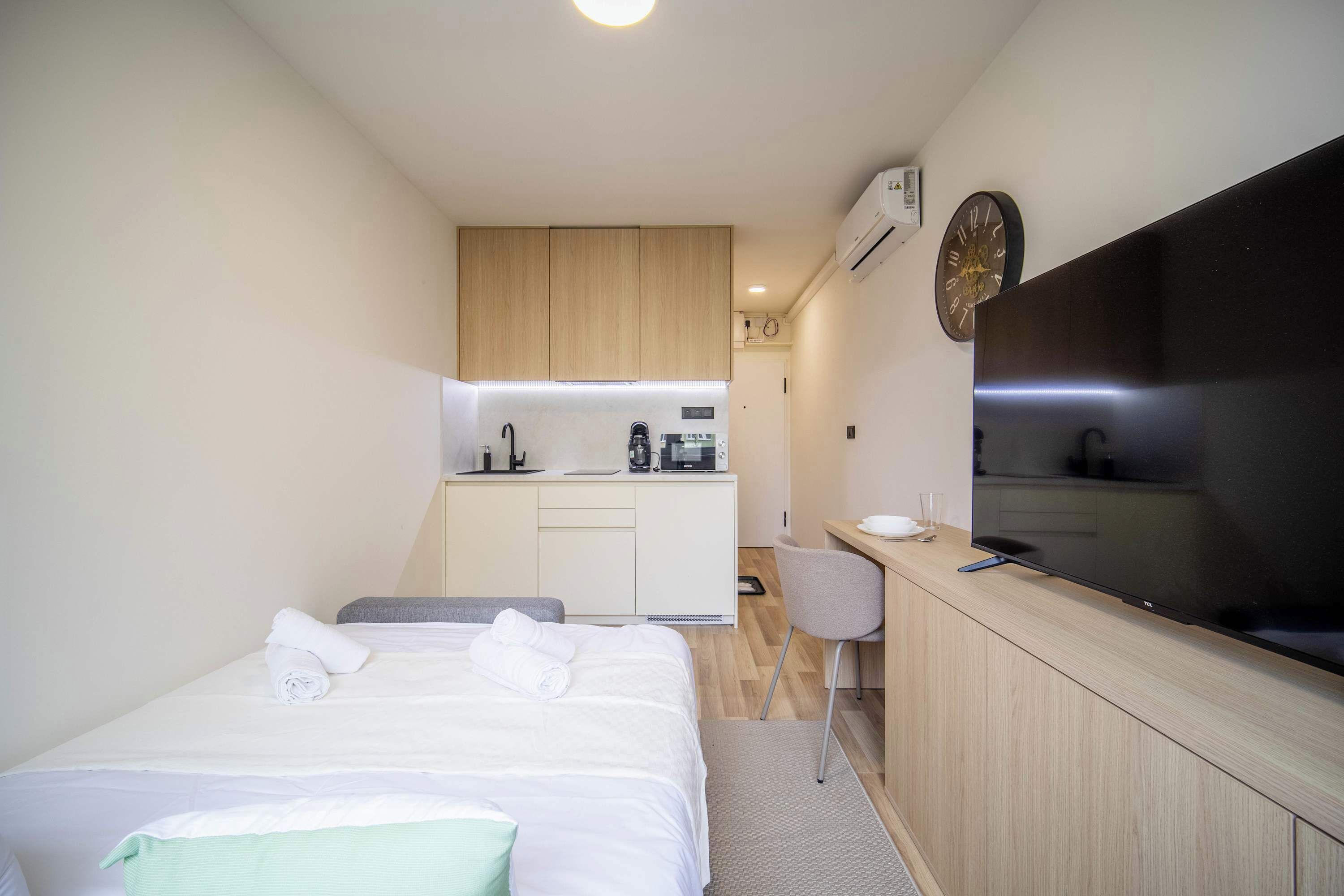 Iron/ironing board, WiFi, bed sheets