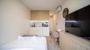 Iron/ironing board, WiFi, bed sheets