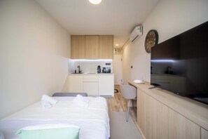 Tabla de planchar con plancha, wifi y ropa de cama 