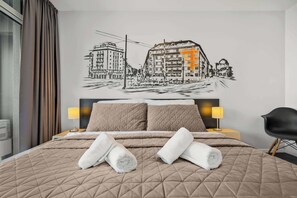 Escritorio, tabla de planchar con plancha, wifi y ropa de cama 