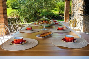 Outdoor dining - Italian villa with pool among olive trees (Porano)