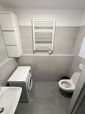 Shower, hair dryer, towels, shampoo - Quiet Spacious Business Suite with On-Site Parking (Bratislava III)