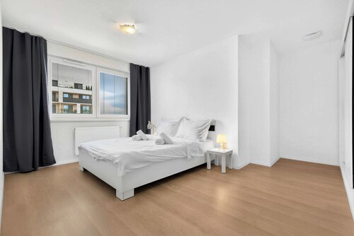 Quiet Spacious Business Suite with On-Site Parking