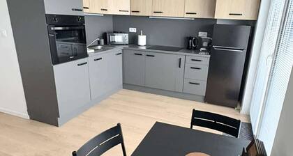 Quiet Spacious Business Suite with On-Site Parking