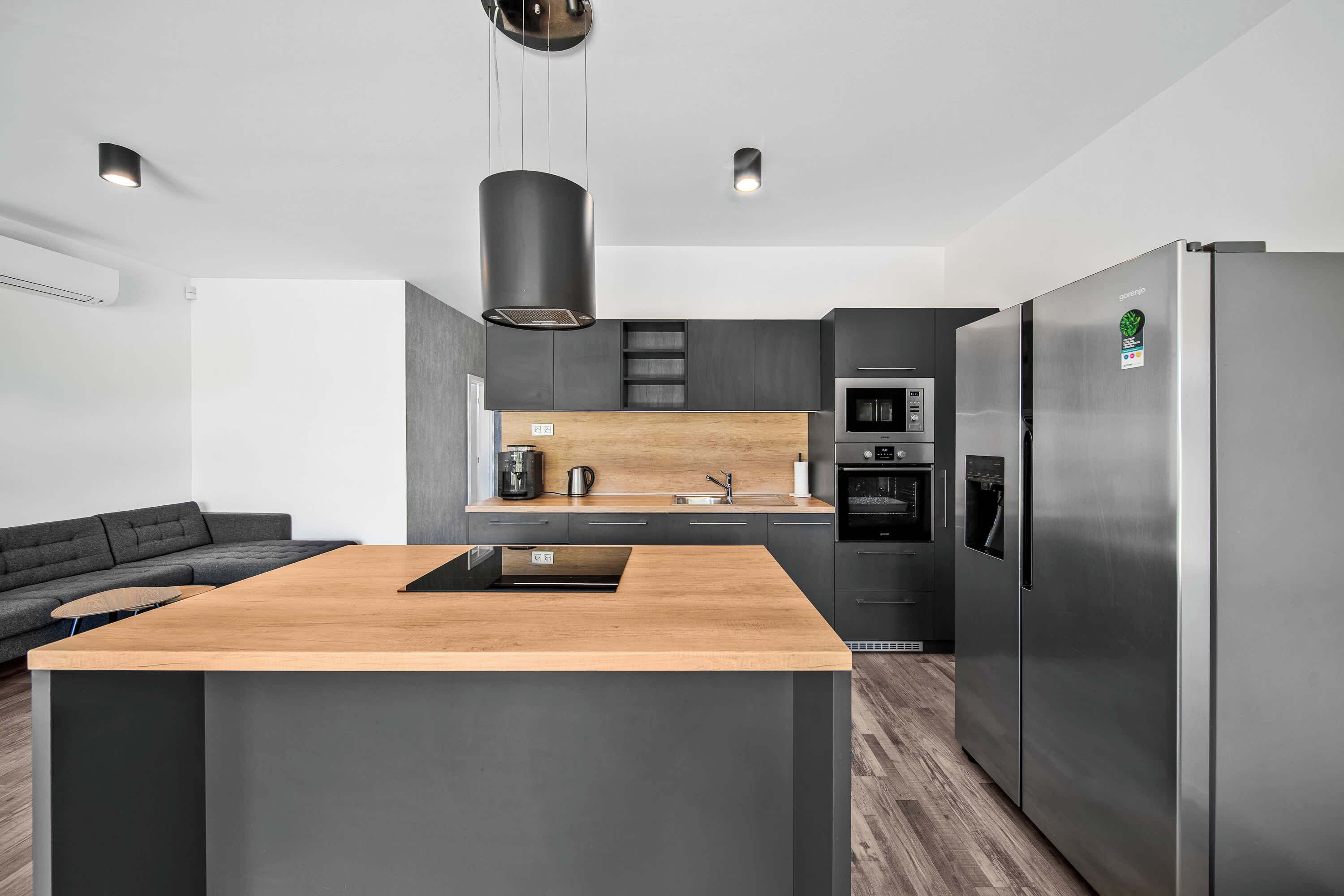 Frigorifero, microonde, forno, piano cottura