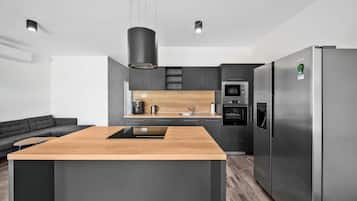 Frigorifero, microonde, forno, piano cottura