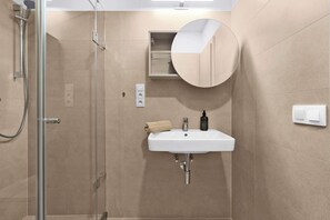 Shower, hair dryer, towels, shampoo - The Heart of Shopping & City Life (Bratislava)