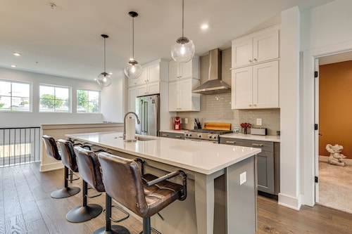 1 Mi Decatur Square New Condo Walkable to Marta