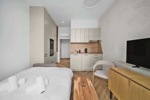 Tabla de planchar con plancha y ropa de cama 