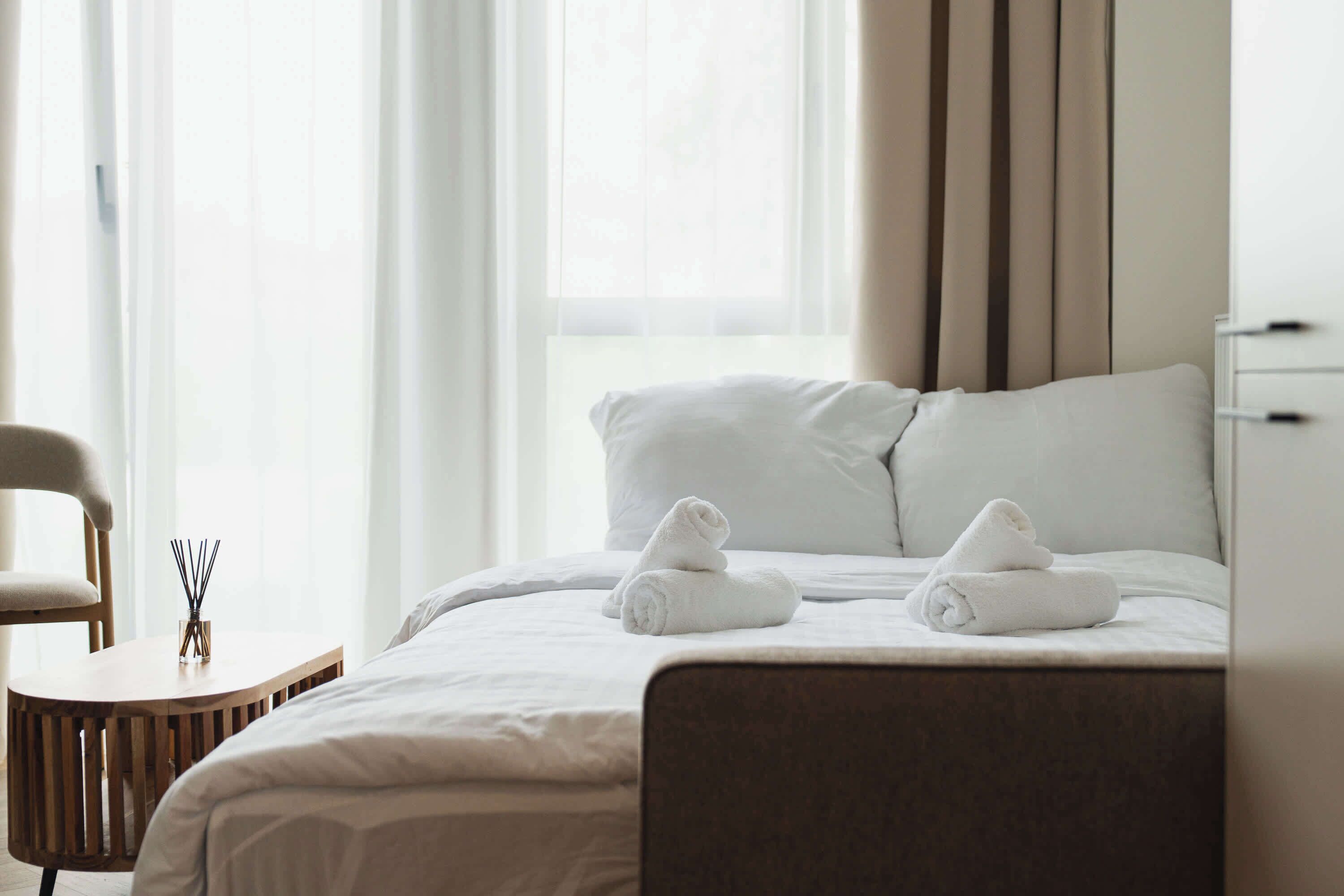 Iron/ironing board, bed sheets