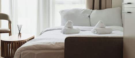 Iron/ironing board, bed sheets