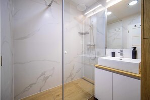 Dusche, Haartrockner, Handtücher, Shampoo