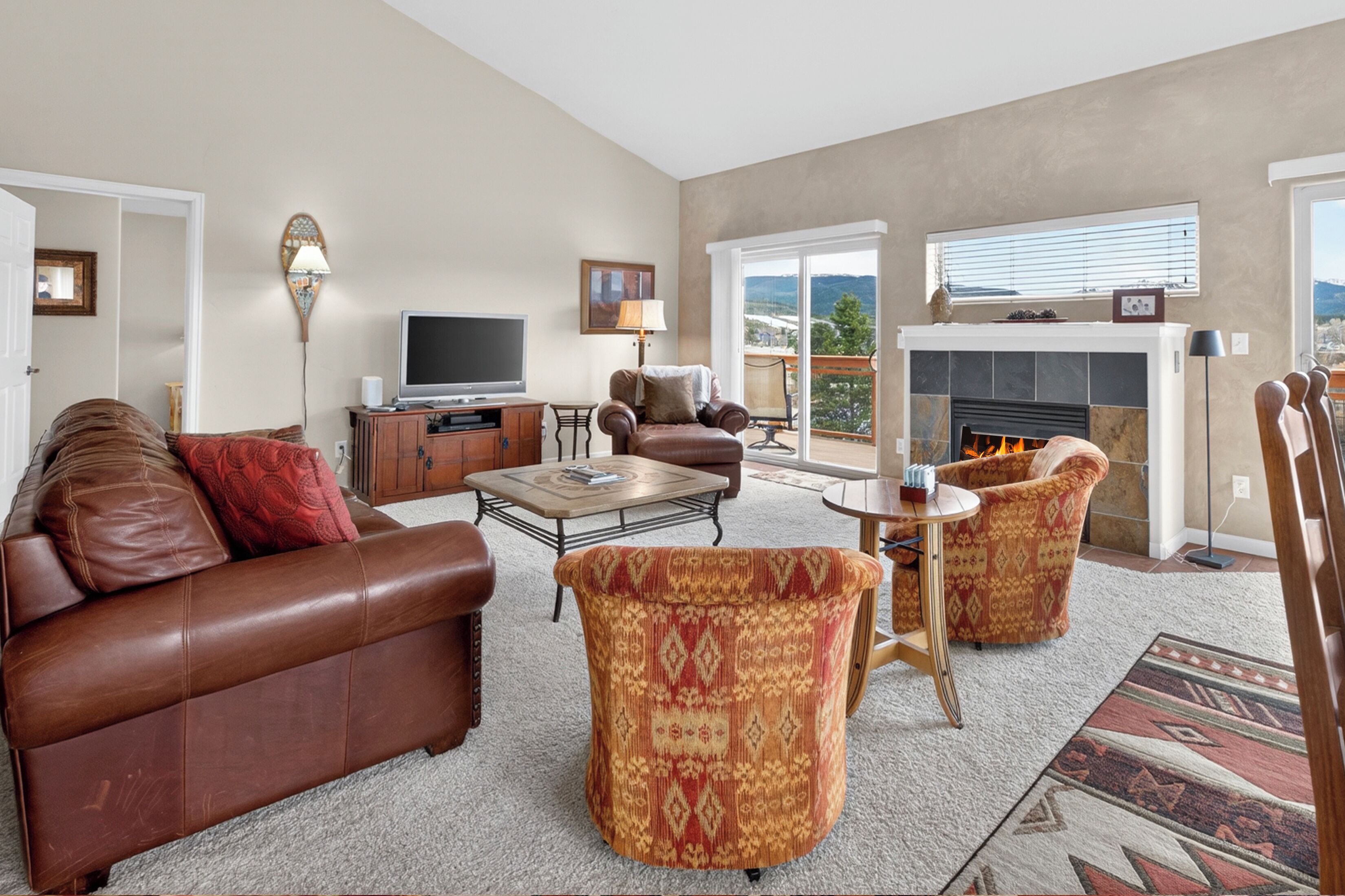 TV, fireplace