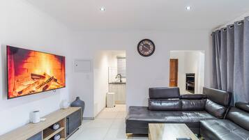 Apartamento | Área de estar | Smart TV 43 polegadas com canais digitais, Netflix