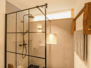 Shower - Experience original nature in the steward's house (Kall)