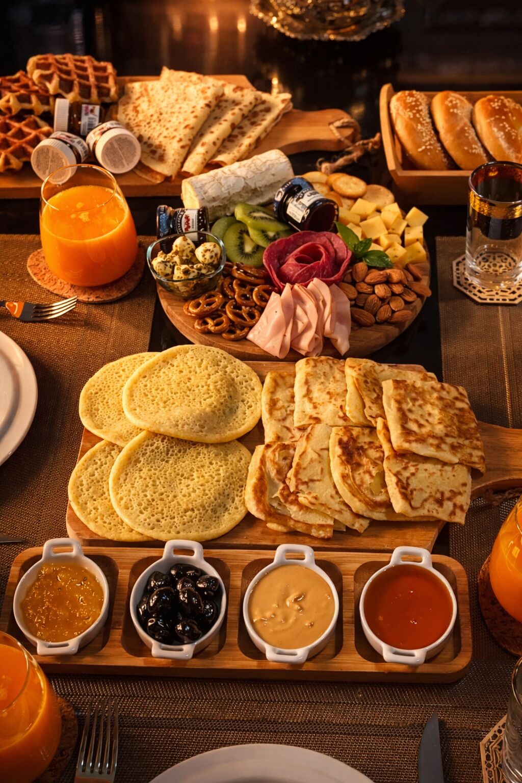 Un bufé de desayuno con diversos alimentos y salsas.