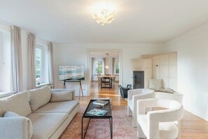 TV, fireplace - Historic Villa in North Frisia (Ostenfeld)