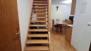 Huoneisto, 2 makuuhuonetta, näköala pihalle | Sisätilat
