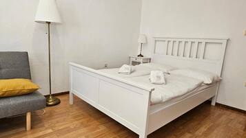 Superior-Apartment, Gartenblick | Verdunkelungsvorhänge, Bügeleisen/Bügelbrett, kostenloses WLAN